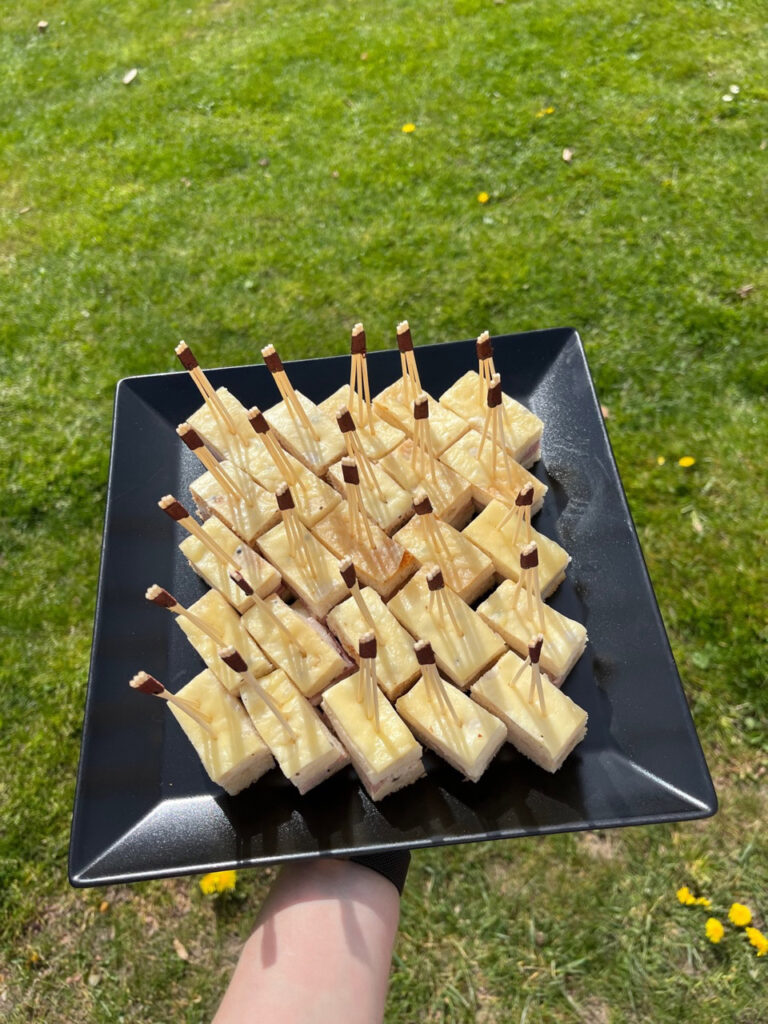 Serveur présentant un plateau de petits fours traiteur à Orléans chez Maison Grillon