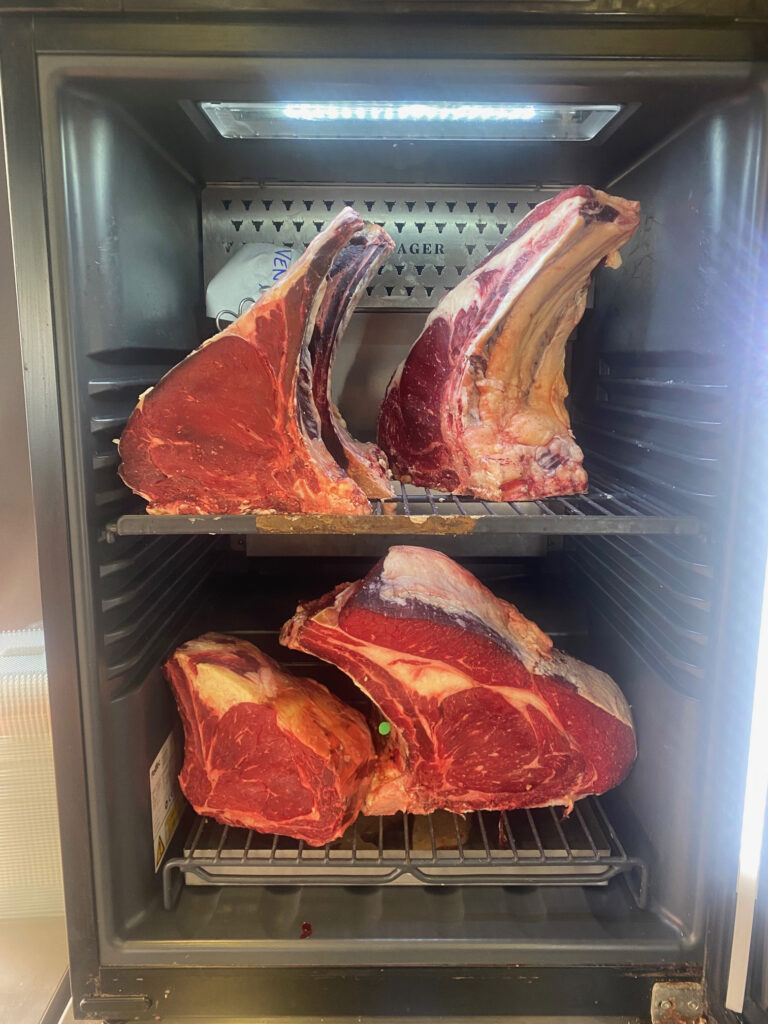 Côtes de bœuf maturées en chambre froide dans la boucherie Maison Grillon à Orléans