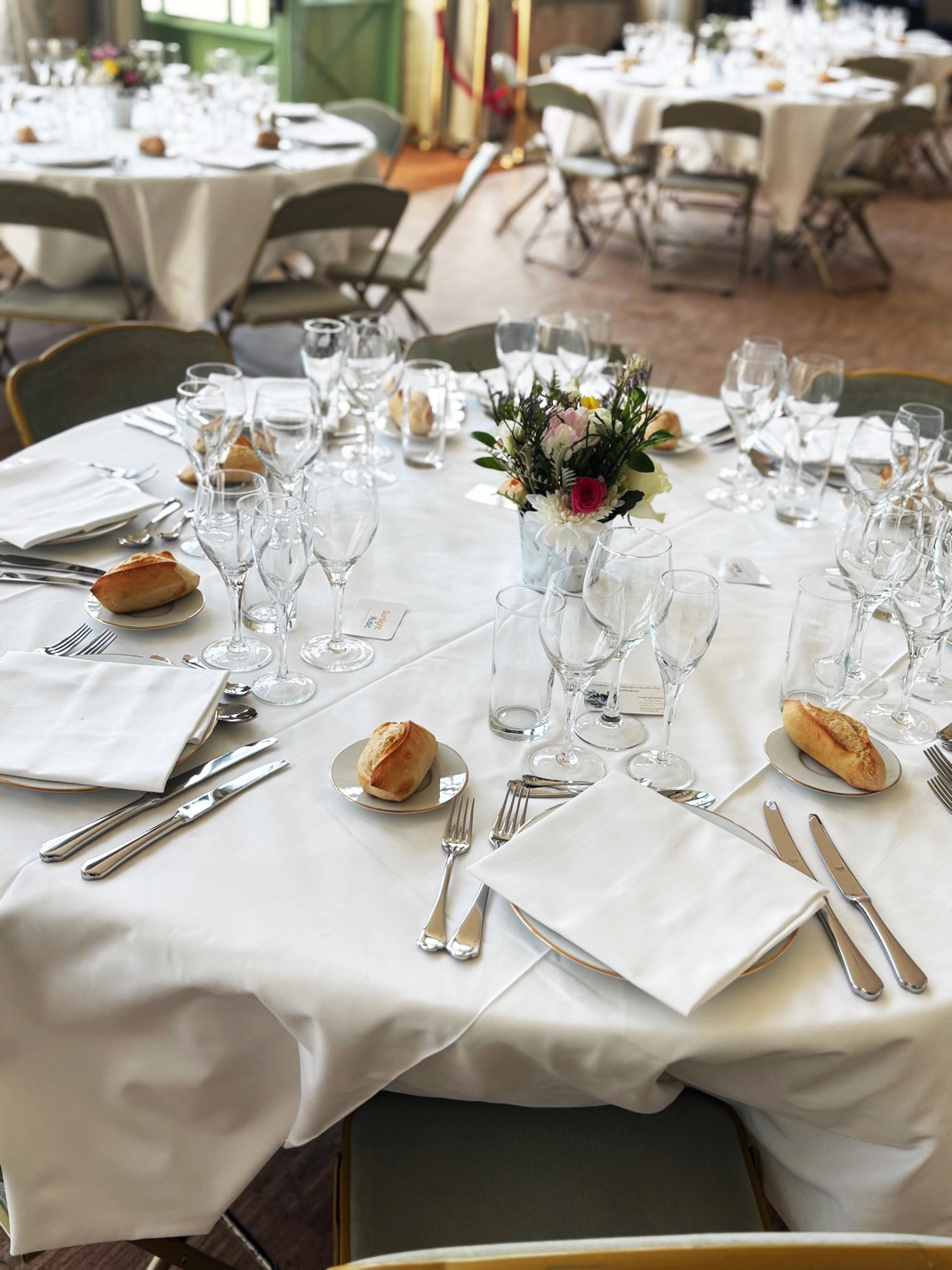Table de banquet élégamment dressée pour une réception, préparée par le service traiteur Maison Grillon à Orléans