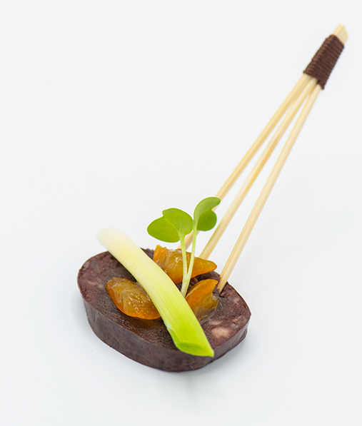 Petit four au boudin servi sur plateau cocktail par Maison Grillon