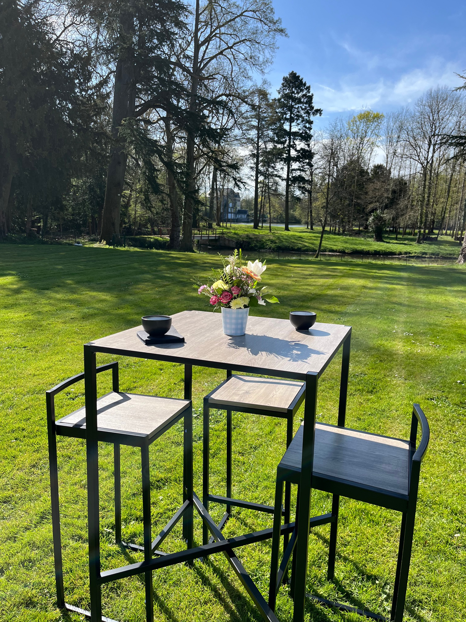 Table et deux chaises installées en extérieur dans un cadre bucolique pour réception traiteur Maison Grillon